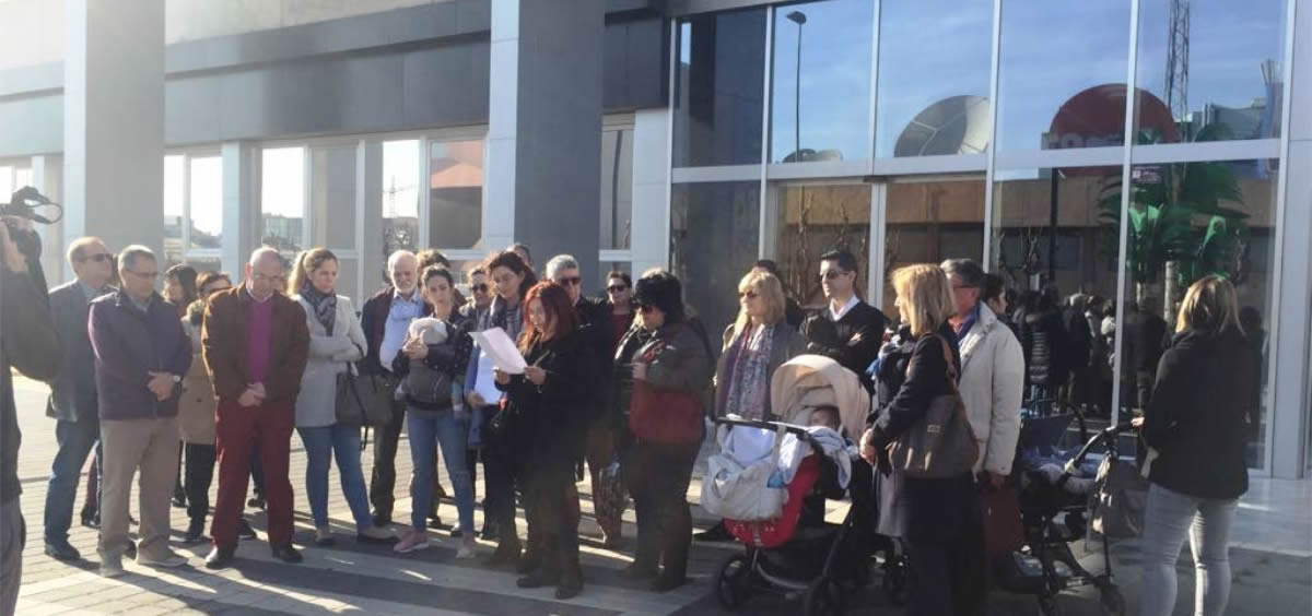 El sindicato CESM de Murcia, en el momento de la presentación del manifiesto, firmado por más de 1.200 sanitarios, en defensa de la Sanidad ante el edificio que alberga la sede del Servicio Murciano de Salud