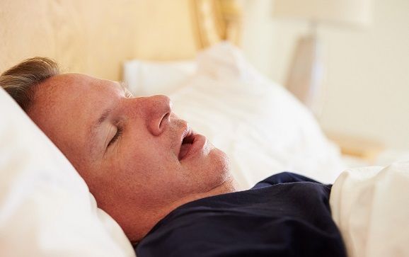 Dormir con la boca abierta aumenta el riesgo de caries