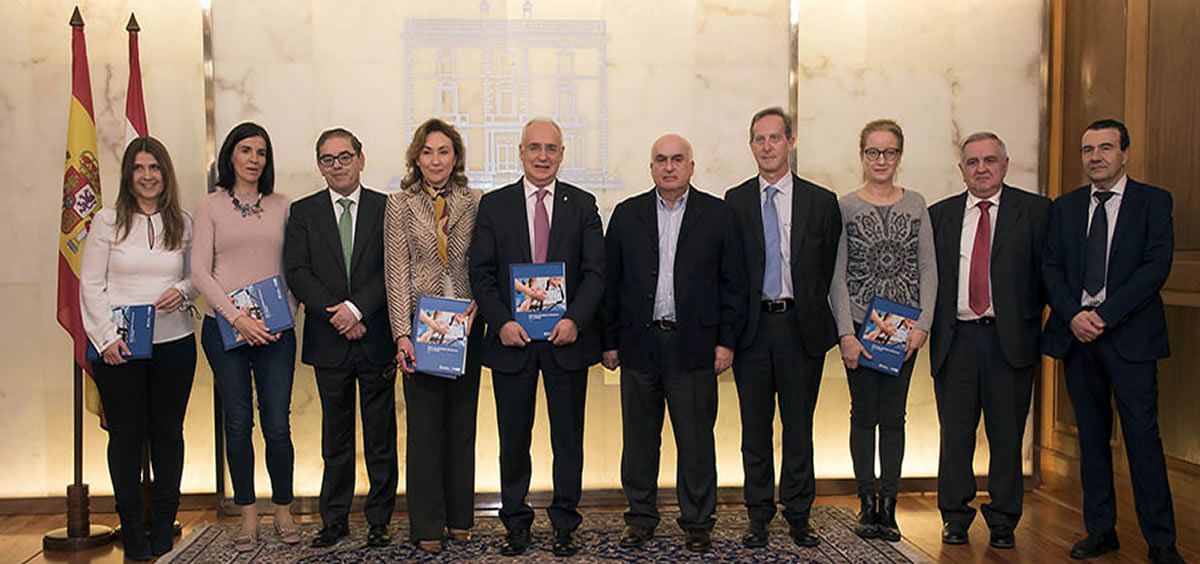 El presidene de La Rioja (El quinto empezando por la izquierda), José Ignacio Ceniceros, y la consejera de Salud (Cuarta por la izquierda) han presentado el nuevo Plan de Cuidados Paliativos