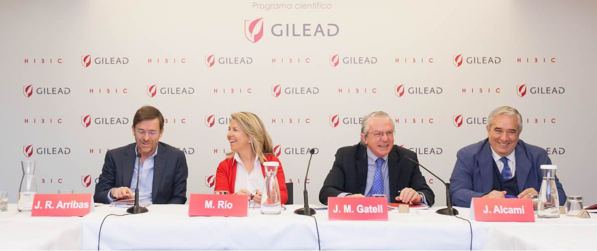 La presidenta de Gilead España, María Río, acompañada de algunos de los expertos que participan en HIBIC