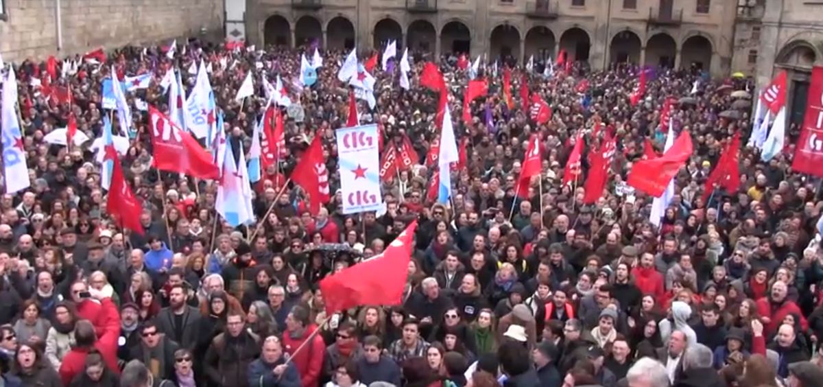 Miles de personas se han concentrado este domingo en Galicia para protestar por la política santaria de Feijóo