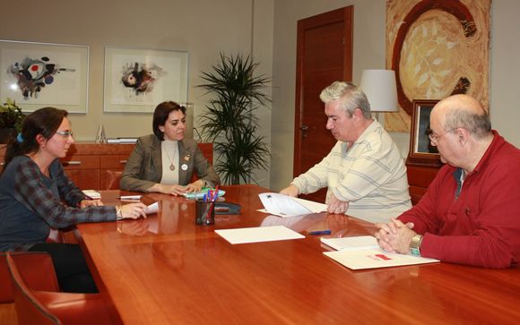 La consejera de Sanidad de Murcia, Encarna Guillén, reunida con los representantes de Avite