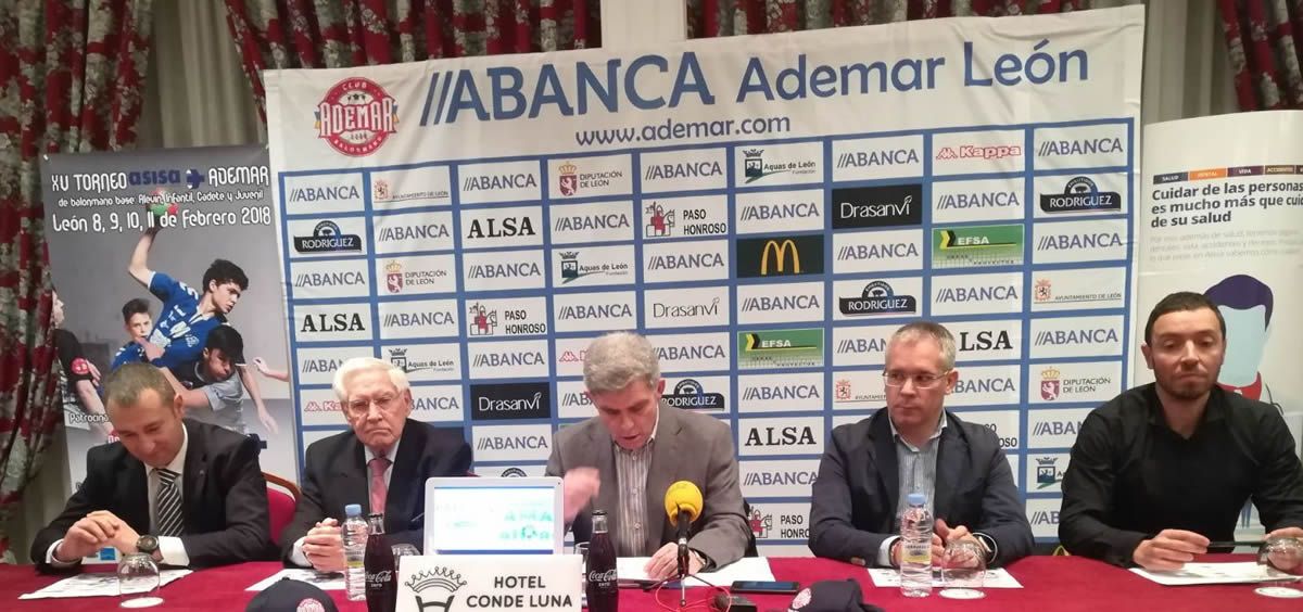 Presentación del Torneo ASISA Ademar de Balonmano, en la que participó (2º por la izquierda) el delegado de ASISA en León, Dr. Manuel Gordón Monreal.