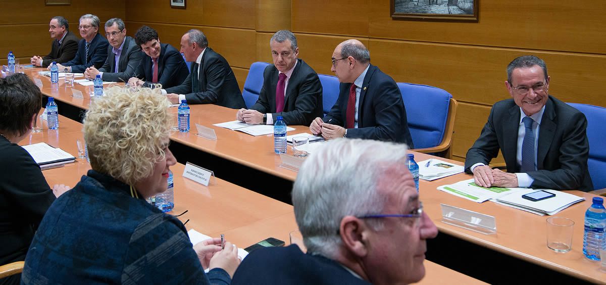 Íñigo Urkullu y Jon Darpón, en el centro de la imagen, en una reunión del Ejecutivo vasco