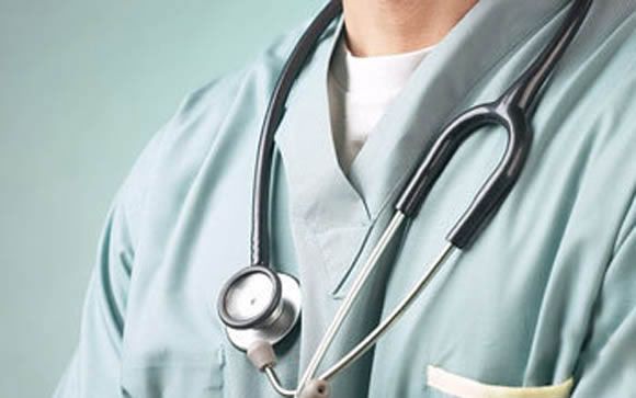 El sector privado “palía” la precariedad laboral de los médicos catalanes