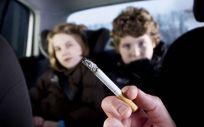 Nueva campaña del Consejo General de Enfermería para que se prohíba por ley fumar en el coche en presencia de menores
