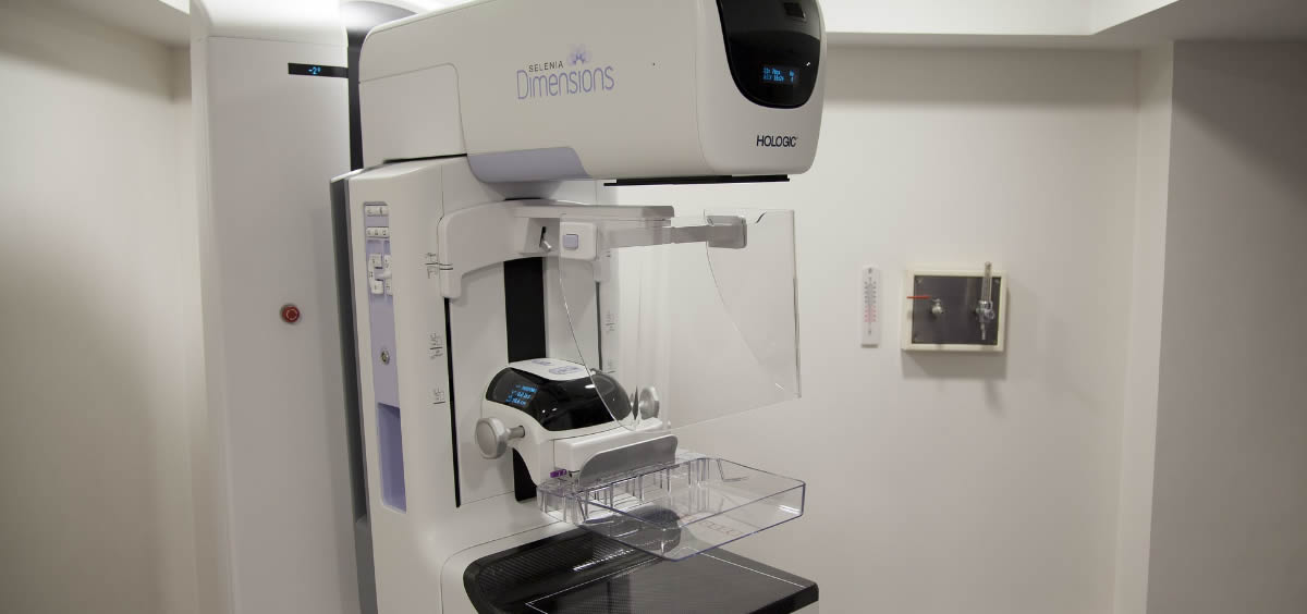 El equipamiento para el tratamiento oncológico incluye un mamógrafo digital directo con esterotaxia digital
