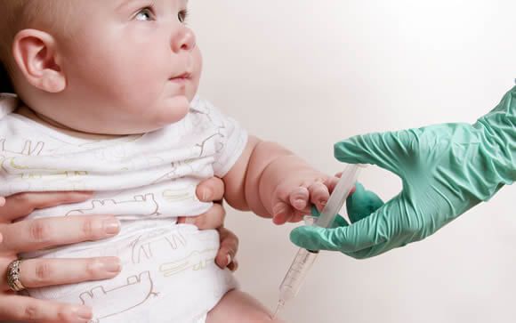 Los pediatras españoles publican su calendario de vacunaciones para 2017