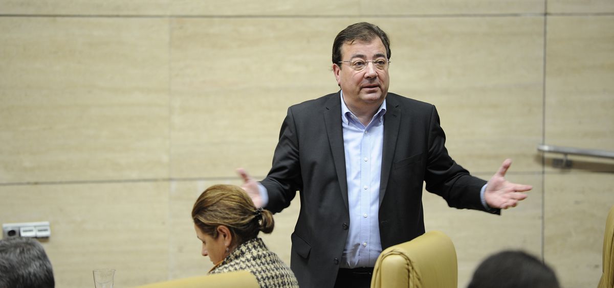 Guillermo Fernández Vara, presidente de la Junta de Extremadura, interviniendo en la Asamblea regional.