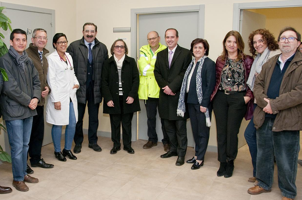 El consejero de Sanidad, Jesús Fernández Sanz durante su visita a los centros de salud de Horche y el consultorio local de Valdeluz