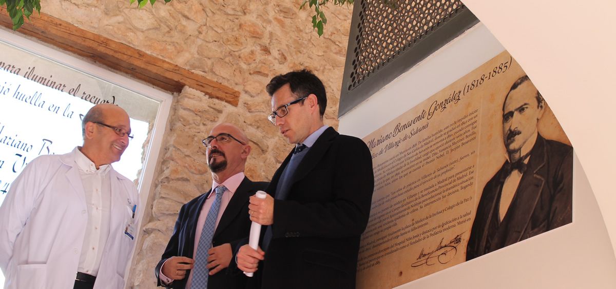 César Pascual, junto al alcalde de Villarejo de Salvanés, Marco Antonio Ayuso, ha inaugurado la exposición para rendir tributo al doctor Benavente
