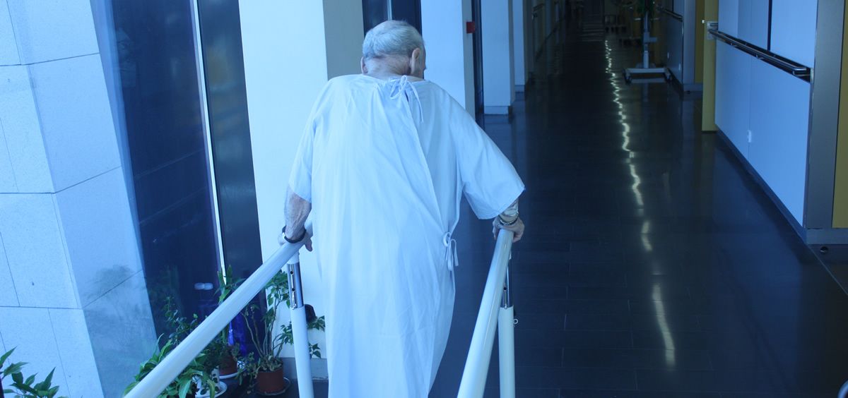 El Programa del Paciente Frágil fomenta que los pacientes ingresados caminen