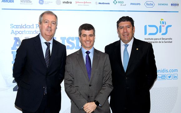 De izquierda a derecha: Luis Mayero, secretario general, Adolfo Fernández-Valmayor, presidente y Manuel Vilches, director general, del Instituto para el Desarrollo e Integración de la Sanidad (IDIS).