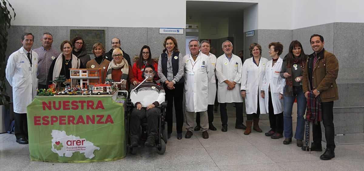 La consejera de Salud de La Rioja, María Martin, ha visitado esta mañana la mesa informativa instalada en el Hospital San Pedro con motivo del Día Mundial de las Enfermedades Raras