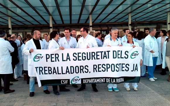 Los empleados del Hospital de Alzira se movilizan para exigir a Montón que aclare su futuro