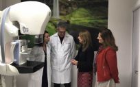La consejera de Salud de Andalucía, Marina ÁLvarez, ha acudido al centro que ha incorporado el nuevo material tecnológico