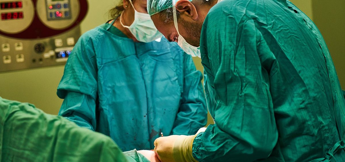 Cirujanos trabajando durante una operación a un paciente