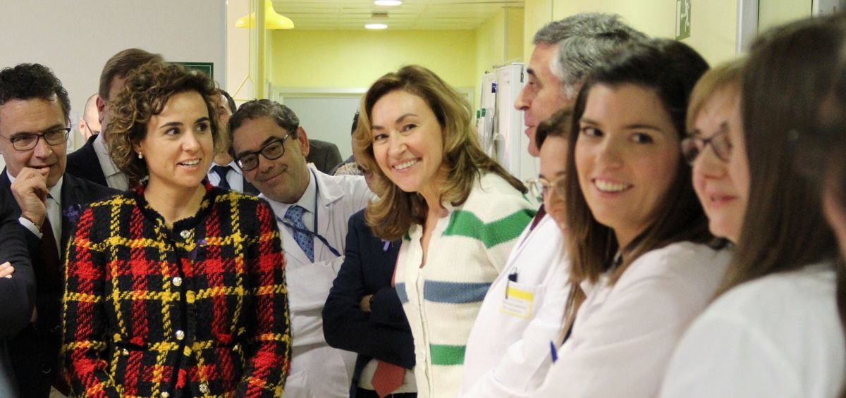 La ministra de Sanidad, Dolors Montserrat, junto a la consejera riojana de Salud, María Martín, durante su visita al CIBIR.
