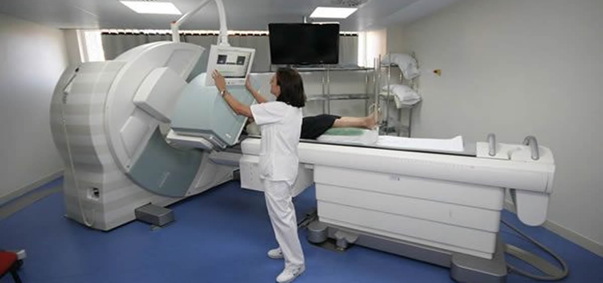 La Fundación Amancio Ortega entrega 3,3 millones de euros, la primera parte de la donación, para equipos oncológicos a Castilla y León