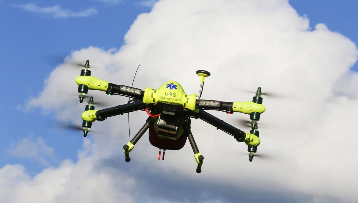 La aplicación de la tecnología de drones tiene la finalidad de llevar al lugar de la emergencia material médico de diagnóstico y el correspondiente botiquín