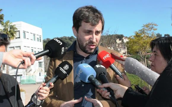 El consejero de Sanidad de Cataluña, Toni Comín, atendiendo a los medios de comunicación.