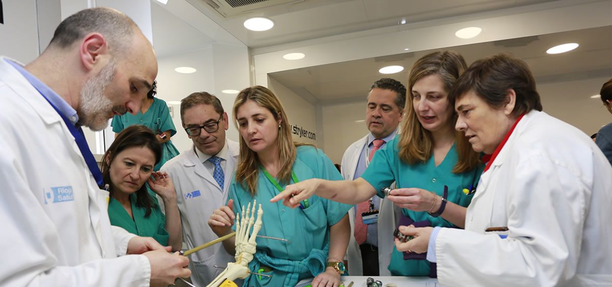 Varios facultativos de traumatología del Servicio Riojano de Salud han recibido formación esta semana en una unidad móvil instrumentalizada