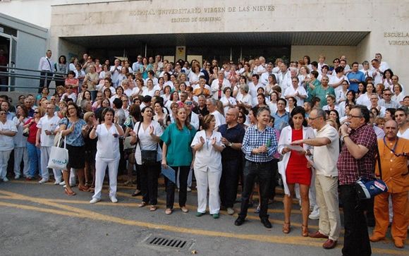Imagen de una concentración de trabajadores a las puertas del Hospital Virgen de las Nieves de Granada.