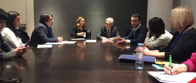 Reunión entre los afectados de iDental y Susana Sumelzo, diputada del PSOE.