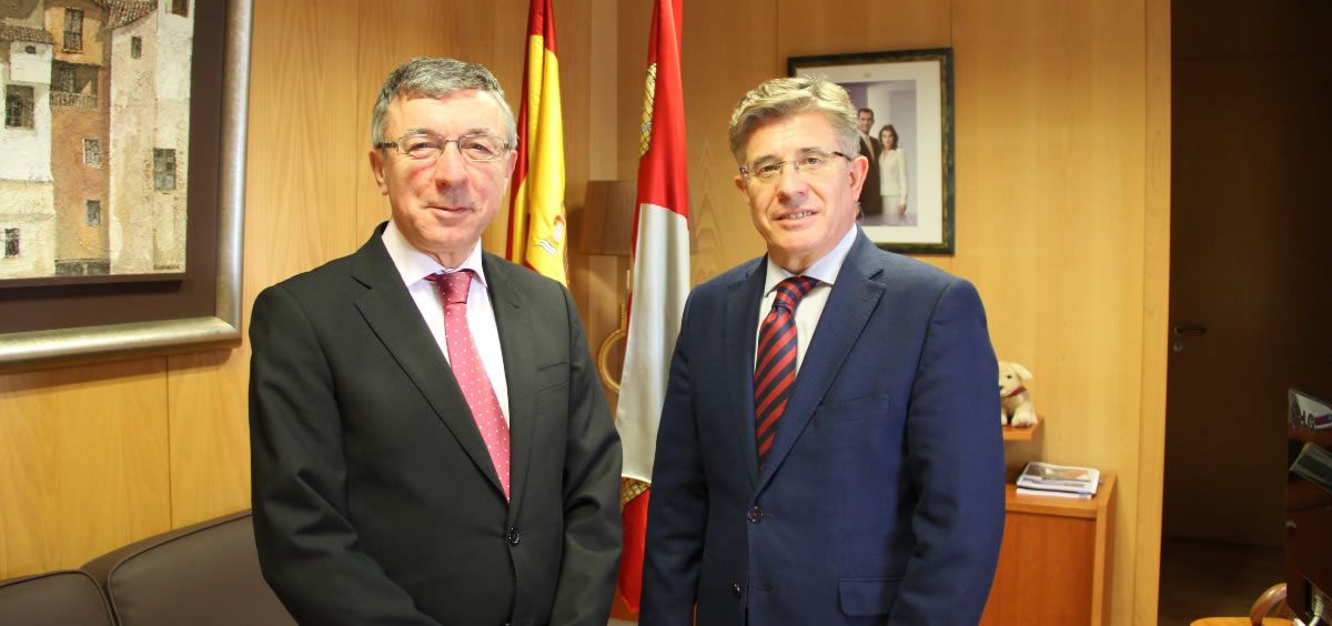 El gerente del Servicio Cántabro de Salud, Julián Pérez, y el gerente regional de Salud de la Junta de Castilla y León, Rafael López