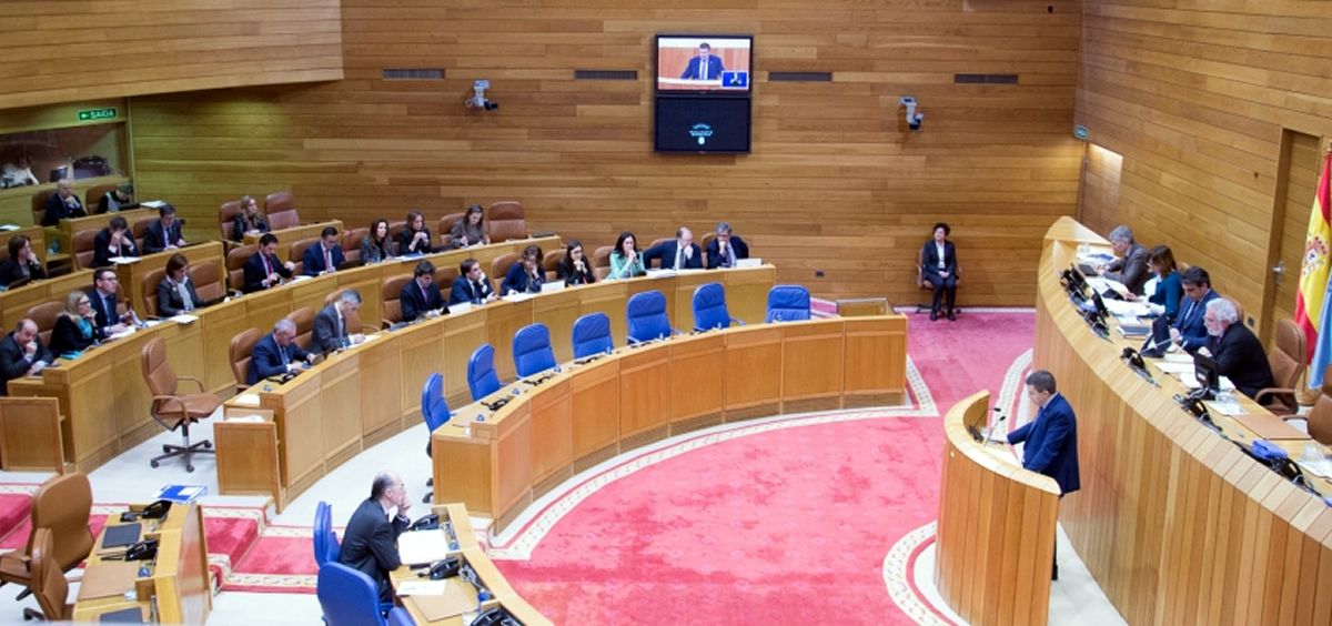 Imagen del pleno del Parlamento de Galicia durante el debarte de la reforma de la Ley de Salud, con el consejero Vázquez Almuiña en la primera fila.