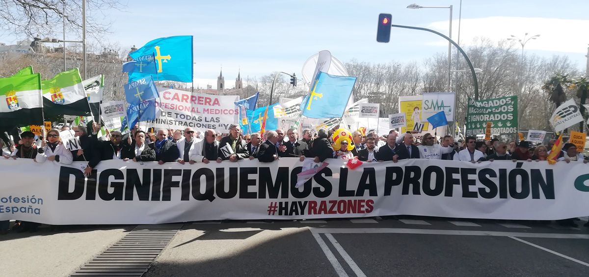 Bajo el lema 'Dignifiquemos la profesión', los médicos se han manifestado este miércoles por las calles de Madrid