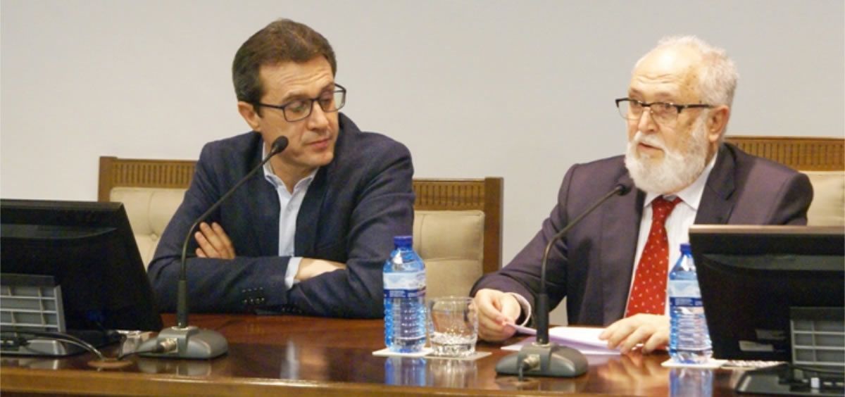 Los doctores Jorge Fernández Parra, presidente del Colegio de Médicos de Granada, y Juan Antonio Repetto López, presidente del Consejo Andaluz de Colegios de Médicos