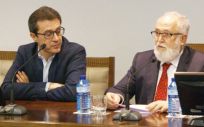 Los doctores Jorge Fernández Parra, presidente del Colegio de Médicos de Granada, y Juan Antonio Repetto López, presidente del Consejo Andaluz de Colegios de Médicos