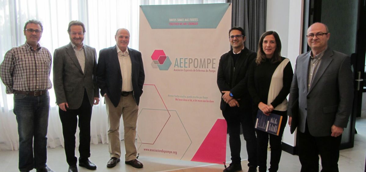 Miembros de la asociación de afectados de Pompe durante la presentación del grupo de pacientes junto a representantes de Feder, ASEM, AEEG y de la Comunidad de Madrid