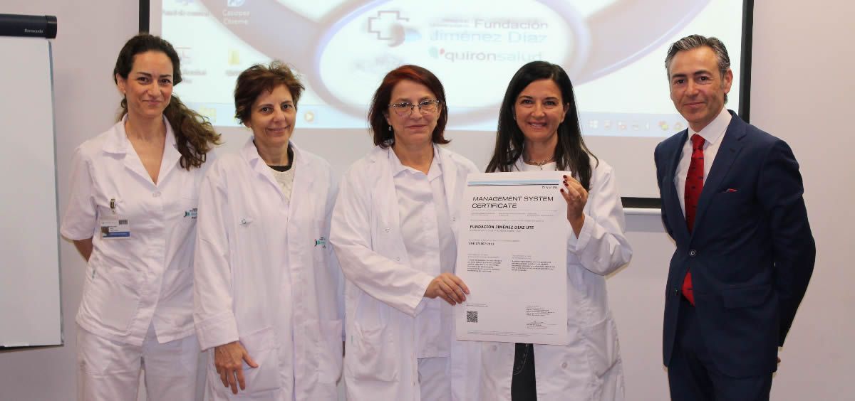 La doctora Corazón Hernández, directora del Instituto de Reproducción Asistida del Hospital Universitario Fundación Jiménez Díaz, ha sido la encargada de recoger la certificación