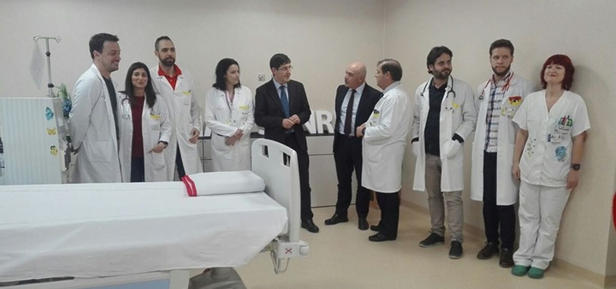 El consejero de Salud, Manuel Villegas, ha visitado las consultas de nefrología pediátrica del Hospital Infantil Virgen de la Arrixaca