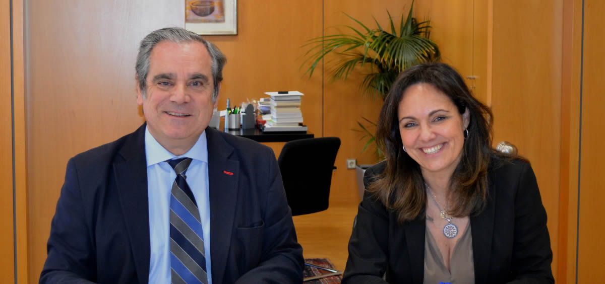 Jesús Aguilar, presidente del Consejo General de Colegios Farmacéuticos, y Ana López Casero, directora general de la Fundación Luzón