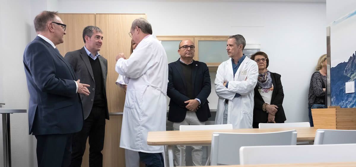 El presidente del Gobierno de Canarias, Fernando Clavijo, y el consejero de Sanidad de la región, José Manuel Baltar, han visitado la planta de oncohematología pediátrica