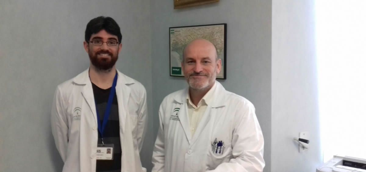 Los doctores Javier Ampuero y Manuel Romero, del Hospital Universitario Virgen del Rocío
