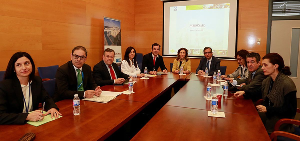 Reunión del patronato del Fundación Hospital de Calahorra, con María Martín, en el centro de la imagen
