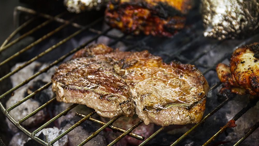 Comer carne a la parrilla aumenta el riesgo de presión arterial alta