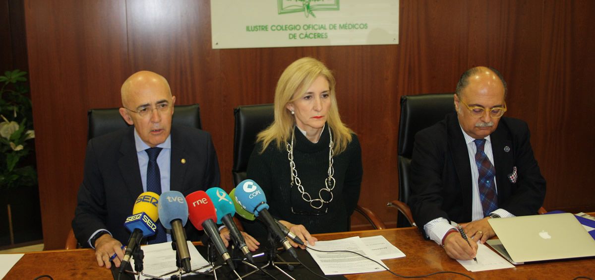 De izquierda a derecha: Carlos R. Arjona, María José Rodríguez y Pedro Hidalgo, este martes en rueda de prensa, donde han reclamado las mejoras