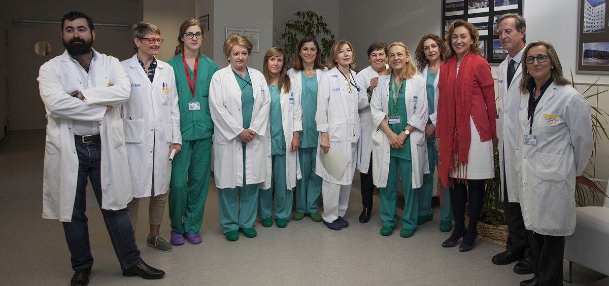 María Martín, junto a equipo del Hospital San Pedro que ha llevado a cabo la nueva técnica en La Rioja en tumores de boca y faringe