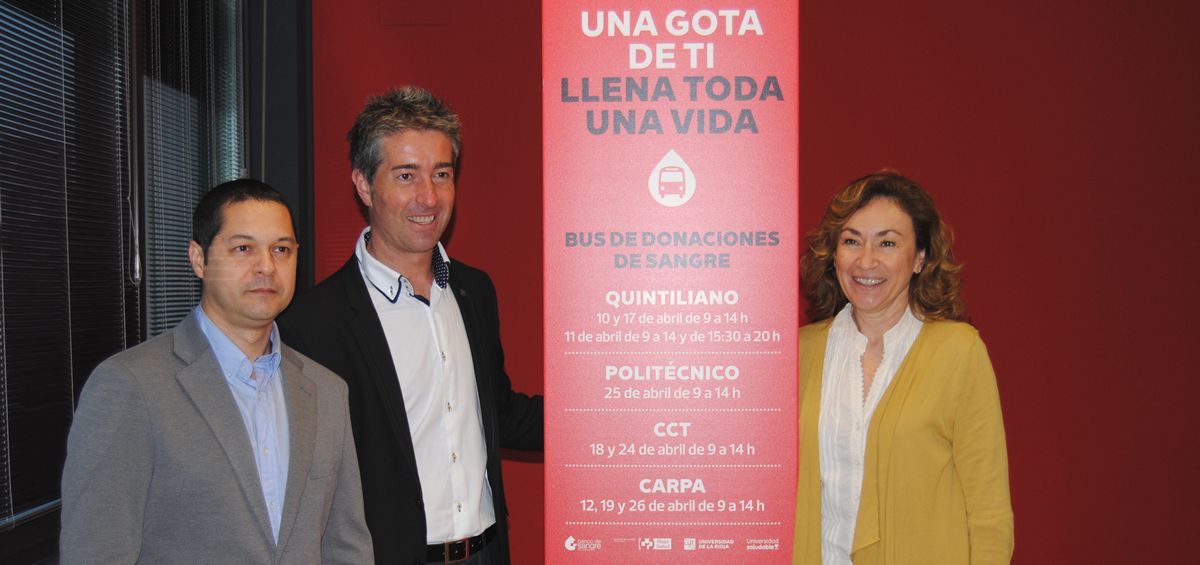 La consejera de Salud de La Rioja, María Martín, junto a Carlos Sola, director técnico del Centro de Transfusión de La Rioja, y Rubén Fernández, vicerrector de Estudiantes de la UR.