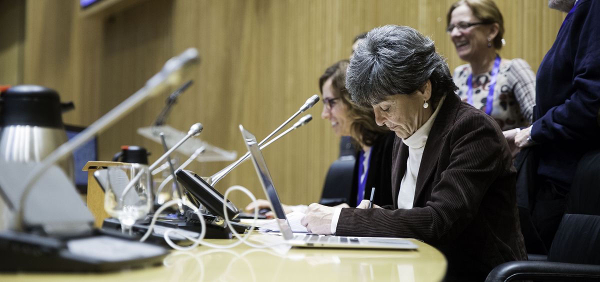 En primer plano, Amparo Botejara, portavoz de Sanidad de Unidos Podemos.