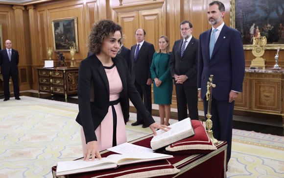 La ministra de Sanidad, Dolors Montserrat, prometiendo su cargo en el Palacio de la Zarzuela.