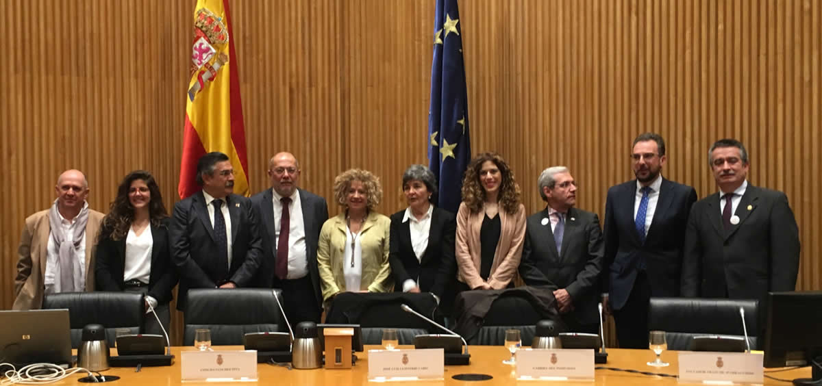 Representantes del Foro de Médicos de Atención Primaria con diputados de PP, PSOE, Ciudadanos y Podemos