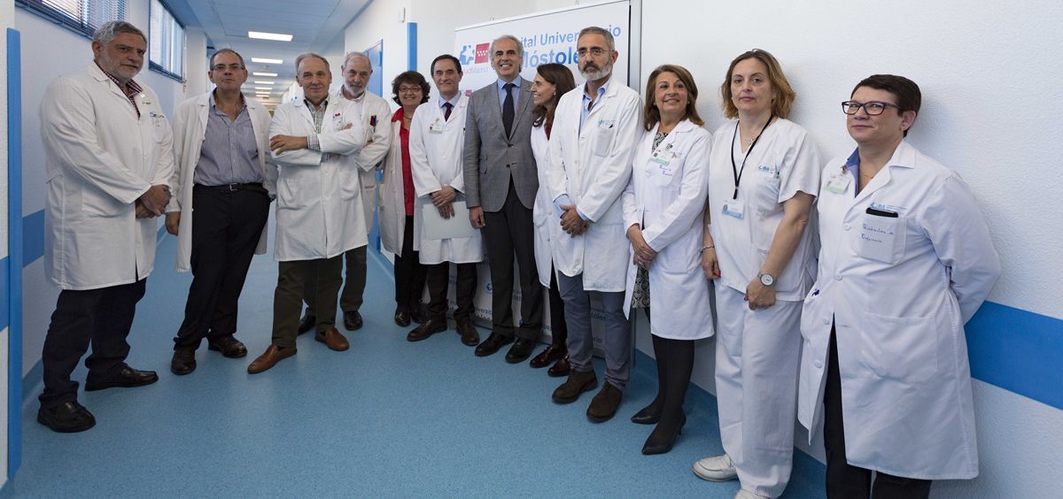 El consejero de Sanidad de la Comunidad de Madrid, Enrique Ruiz Escudero durante su visita a la planta reformada del Hospital de Móstoles
