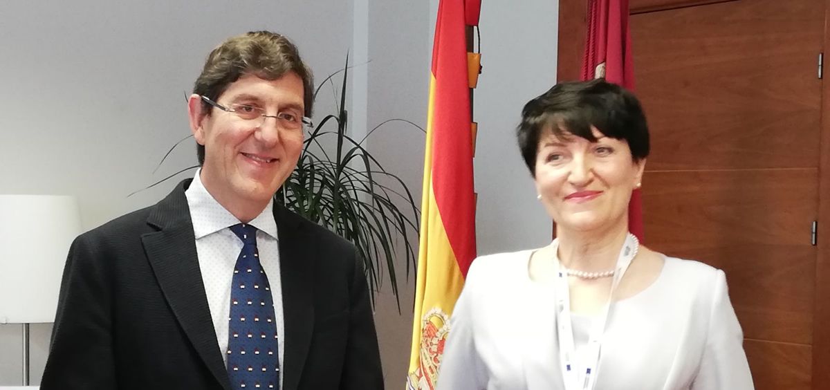 Manuel Villegas, consejero de Salud de la Región de Murcia, junto a Elzbieta Polak, presidenta de la provincia polaca Lubuskie.