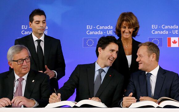 De izq. a drcha.: Jean-Claude Juncker, presidente de la Comisión Europea; Justin Trudeau, primer ministro de Canadá y Donald Tusk, presidente del Consejo Europeo